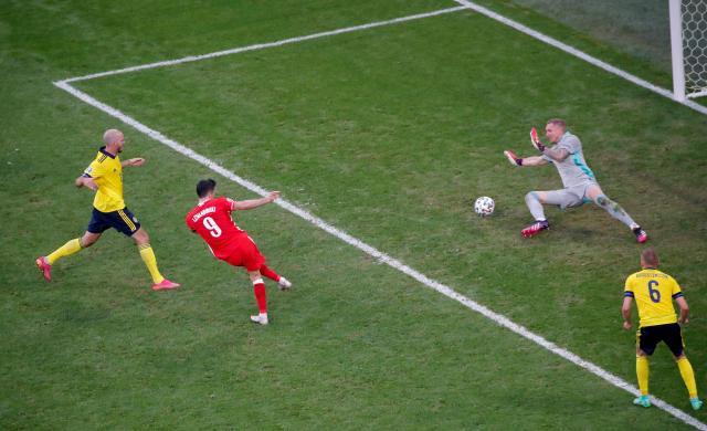 Kaiyun开云官方网站中国登录-莱万昂着头告别欧洲杯 他一己之力率波兰延续希望